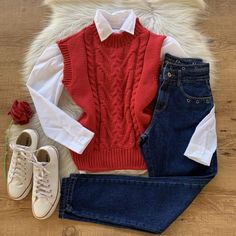 Colete Trico Trabalhado Vermelho | DONDOCA MODA FEMININA Outfit Chaleco Rojo, Outfit Vaqueros, Pumpkin Outfit, Sweet Fashion, Outfit Mujer, Outfits 2023, Stylish Work Outfits, Sweet Style, Fashion Books