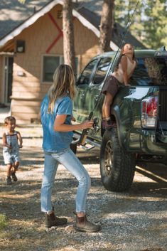 Long weekend vibes. Are you ready?  #Blundstone #Fishing #LongWeekend Blundstone Boots Women, Boots Women Outfit, Women Blundstone, Granola Fits, Blundstone Chelsea Boots, Chelsea Boots For Men, Blundstone Boots, Chelsea Boots Men, Boots For Men