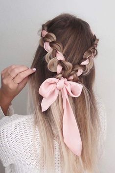 Hair Ribbons Hairstyles, Scrunchies Aesthetic, Valentines Hairstyles, Aesthetic Hairstyles, Ribbon Braids, Ribbon Hairstyle, Hair Ribbon, Penteado Cabelo Curto