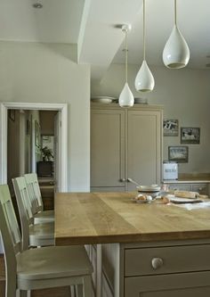 the kitchen is clean and ready to be used for dinner or other mealtimes