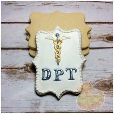 DPT cookie, doctor of physical therapy cookie. Decorated sugar cookies with royal icing. Pharmacy Royal Icing Cookies, Medical Royal Icing Cookies, Orthopedic Cookies Decorated, Surgeon Cookies Decorated, Doctor Cookies Med School