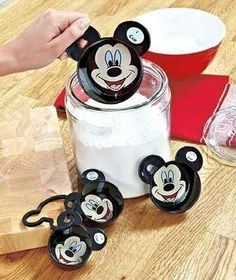 the mickey mouse salt and pepper shaker set is ready to be put into the container