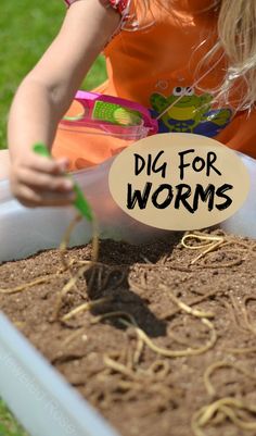 Digging for "worms" - a fun activity that will have the kids laughing and screeching. {Can you guess what was used for worms?  So realistic!} Dirt And Worms, Bugs Preschool, Sensory Tubs, Spring Preschool, Kids Laughing, Preschool Science, Outdoor Learning, Spring Activities