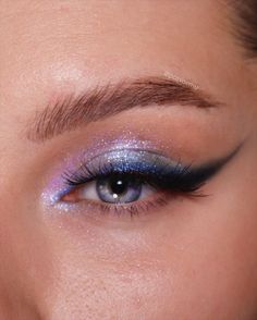 make up euphoria inspiration | Euphoria themed make up | Euphoria party make up | Easy euphoria make up | Euphoria make up looks | make up look ideas | #euphoriamakeupideas #euphoria #euphoriamakeup Grad Makeup, Shiny Makeup, Concert Makeup, Make Up Ideas, Super Shock, Rave Makeup, Glitter Eye Makeup, Eye Makeup Pictures