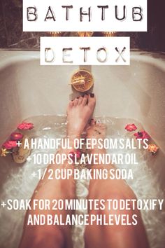 3 best DIY Bath Time Detox recipes - ginger detox, salt detox and clay detox.... Detox Bath Recipe, Bath Detox, Bath Recipes, Detox Bath, Natural Detox, Beauty Remedies, Detox Smoothie