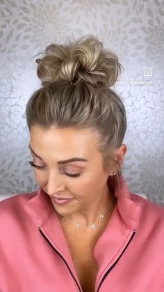 Hair Styles Buns Messy Step By Step, Hair Tutorials Medium Length, Easy Updos For Fine Hair Tutorials, Easy Shoulder Length Updo, Best Messy Bun Tutorial, Medium Length Messy Bun Tutorial, Easy Hair Buns For Medium Hair, Medium Hair Messy Bun, Cute Updos For Work Short Hair