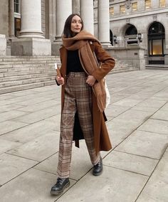 Beige Trousers Outfit Winter, Dark Academia Clothes, Academia Clothes, Wear A Scarf, Ways To Wear A Scarf, How To Wear A Scarf, Western Wear For Women, Paris Outfits, Minimal Outfit