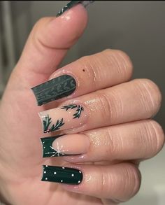 Holiday Nails Winter Christmas Coffin, Square Christmas Nails Green, Cute Short Nail Sets Christmas, Christmas Nails Square Green, Green Winter Nail Ideas, December Acrylics, Short Gel Nail Designs Winter Art Ideas, December Green Nails, Christmas Green Nails Gel