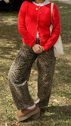 one way to style leopard print jeans ❤️🐆 Leapord Pants Fit, Leopard Print Pants Outfit Classy, Leopard Print Winter Outfits, Styling Leopard Print Jeans, Cheetah Print Sweater Outfit, Leopard Print Jeans Outfit Winter, Styling Leopard Pants, Red And Cheetah Outfit, Printed Pants Outfits Casual