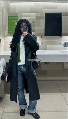 Modest Sophisticated Outfits, Leather Jacket Under Coat Outfit, Cold Weather Outfits Black Women, Loafers Winter Outfit, Peacoat Womens Outfit, Black Classy Outfit, Long Trench Coat Outfit, Trench Coat Outfit Winter, Nyc Street Style Winter