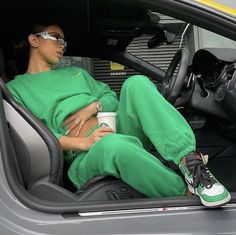 Comfy Outfit, Green Bottle, 2022 Fashion, Indie Outfits, Photo Inspo, Comfy Outfits, Hair Goals