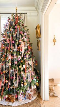 Vintage Retro Christmas Tree Ideas | Home Vintage Christmas Decor Ideas #christmas #vintagechristmas Tinsel Christmas Tree, Christmas Tree Inspiration, Christmas Inspo, Christmas Tree Ideas, Noel Christmas, Merry Little Christmas, Christmas Mood, Holiday Inspiration, Christmas Aesthetic