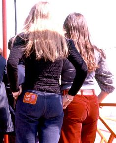 Sisterhood. Also hair. Patches On Jeans, Fashion 60s, 70s Jeans, 70s Look, 1970s Fashion, Patched Jeans, 60s Fashion