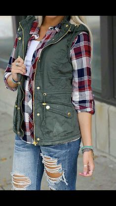 Comfy Outfits Winter, Plaid Shirts, Plaid Outfits, Green Vest, New Fashion Trends, Winter Mode, Casual Fall Outfits, Winter Fashion Outfits