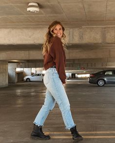 Black Jeans And Brown Boots Outfit, Brown Dr Martens Outfit Women, Black Jeans Brown Boots Outfit, Brown Dr Martens Outfit, Brown Leather Boots Outfit, Brown Doc Martens Outfit, Black Jeans Brown Boots, Chocolate Brown Outfit