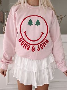 Preppy Christmas Outfit, Christmas Sweatshirt Ideas, Smiley Face Sweatshirt, Sassy Shortcake, Preppy Sweatshirts, Pink Crew Neck, Preppy Winter, Preppy Christmas, Preppy Girl