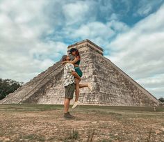 Chichen Itza Chichen Itza Picture Ideas, Chichen Itza Couple Pictures, Chichen Itza Photo Ideas, Chichen Itza Outfit, Tulum Bucket List, Tulum Azulik, Mexico City Vacation, Cruise Photography