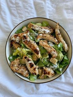 Caesar Salad Healthy, Cesar Salad With Chicken, Cooking Aesthetic Healthy, Healthy Food Esthetics, Clean Girl Meals, Caesar Salad Aesthetic, Clean Girl Food, Healthy Caesar Salad, Athlete Food