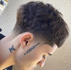 Name Tattoos On Neck, Stylish Mens Haircuts, Short Hair For Boys, Men Blonde Hair, Edgars Haircut, Curly Hair Fade, Barber Haircut, Taper Fade, Face Tattoos