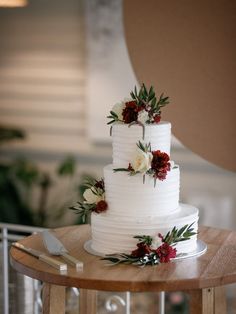 Dramatic Deep Red Floral Cake Decoration White Carnations Wedding, Red Floral Cake, Wedding Cake Burgundy Flowers, Wedding Cake Chinese, Simple White Wedding Cake, Cake Florals, Simple White Wedding, Carnation Wedding