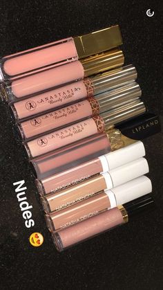 Cute Christmas Makeup, Nude Lips, Christmas Makeup, Lip Glosses, Makeup Obsession, Highlighter Makeup, Makeup Items