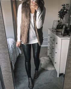 Leather Leggings Outfit Dressy, Leggings Outfit Dressy, Leather Leggings Outfit Night, Faux Fur Vests Outfits, Fur Vest Outfits, Outfits Leggins, Faux Fur Outfit