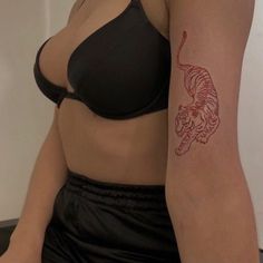 Tiger Tattoo For Women Arm, Tiger Tattoo On Back, Tiger Tattoo For Women, Tattoo For Women Arm, Elegance Tattoo, Feminine Tattoo Ideas, Floral Arm Tattoo, Rib Tattoos For Women, Tiger Tattoo Design