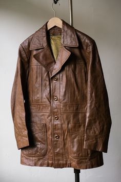 80's Unknown brand cowhide leather jacket  SIZE Shoulder：44cm Pit to pit：54cm Length：76cm Sleeve：60cm Welcome to our online store https://bansecondhandgoods.com/ Worldwide Shipping The official website provides credit card services,  please contact us via private message if necessary. Find us IG :  ban_secondhand_goods Thank you for checking us out :) Vintage Leather Biker Jacket For Fall, Retro Leather Biker Jacket For Fall, Retro Brown Leather Outerwear, Vintage Brown Leather Biker Jacket, Retro Single Breasted Leather Jacket, Retro Single-breasted Leather Jacket, Retro Leather Jacket For Fall, Vintage Single-breasted Leather Outerwear, Vintage Brown Single-breasted Leather Jacket