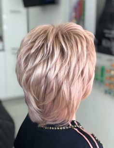 Hair Color Rose Gold, Wavy Bob Hairstyles, Wavy Bobs, Haircut For Older Women, Beauty Makeup Tips, Layered Cuts, Bob Cut, Cut And Color