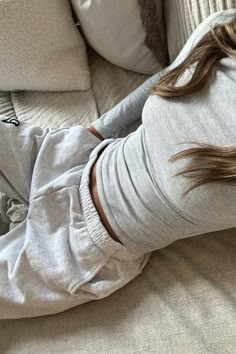 Stockholm Style Sweatpants, Grey Sweatpants Aesthetic, Grey Sweatpants Outfit Aesthetic, Grey Aesthetic Outfit, Clean Girl Outfits Aesthetic, Comfy Outfits Aesthetic, Fits For School Comfy, Tight Shirt Outfit, Sweatpants Outfit Aesthetic