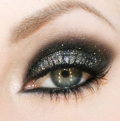 Smokey Cat Eye Makeup, Smokey Cat Eye, Nails Grey, Glitter Smokey Eye, Dark Smokey Eye, Grey Makeup, Glitter Makeup Looks, Black Smokey Eye, Cat Eye Makeup