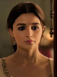 Bridemades Makeup, Indian Outfit Makeup Looks, Eye Makeup For Traditional Look, Indian Eyes Makeup, Traditional Eye Makeup Indian, Kalank Alia Bhatt Dress, Celebrity Makeup Looks Bollywood, Indian Aesthetic Makeup, Alia Bhatt Makeup Looks