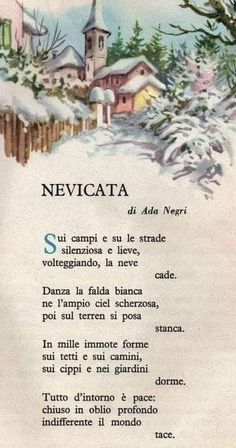 a poem written in spanish on snow covered ground with houses and trees behind it, surrounded by evergreens