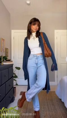 Chunky Platform Boots Outfit, Platform Boot Outfit, Chunky Brown Boots, Long Cardigan Outfit Fall, Brown Cardigan Outfit, White T Shirt Outfit, Outfit Inspo Vintage, Duster Outfit, Platform Boots Outfit