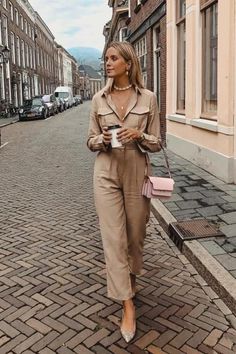 Beige Overalls Outfit, Beige Jumpsuit Outfit, Overall Jumpsuit Outfit, Fall Jumpsuit Outfit, Jumpsuit Outfit Casual, Beige Jumpsuit, Stile Casual Chic, Jumpsuit Outfits, Two Piece Jumpsuit