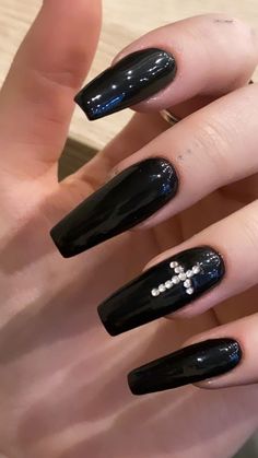 Black Acrylic Nails Almond Long, Black Nails Alternative, Acrylic Nail Designs Goth, Simple Goth Nail Designs, Emo Summer Nails, Grunge Acrylic Nails Aesthetic, Emo Black Nails, Black Acrylic Nails With Gems, Black Nails Grunge