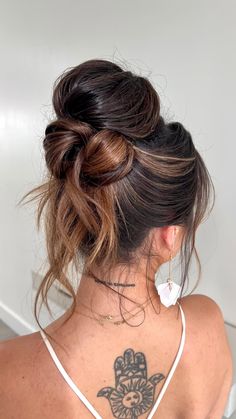 Jessica Domoney | Transform your top knot into the chic Kim K inspired hair style everyone’s asking for💫 The best part, I only used 2 products! Grab your... | Instagram Vegan Hair Care, Easy Hair Updos, Finishing Spray, Easy Hair, Kim K, Cute Diys, Hair Health, Top Knot, Hair Videos