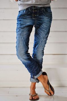 Jeans Boyfriend Jeans Outfit, Looks Jeans, Moda Denim, Look Jean, High Waist Denim, Denim Patterns, Ripped Denim, Denim Trousers