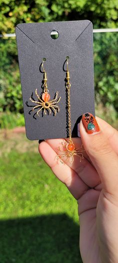 Time to get spooky with these cute spider earrings! The hooks are silver plated and do not tarnish. Choose what color crystal bead you would like and if you would like them asymmetrical or symmetrical.  Shipped using recycled materials Spider Jewelry Tutorial, Halloween Crystal Jewelry, Spider Accessories, Ear Cuff Diy, Afro Jewelry, Spider Web Earrings, Crazy Earrings, Creative Earrings, Diy Wire Jewelry Rings