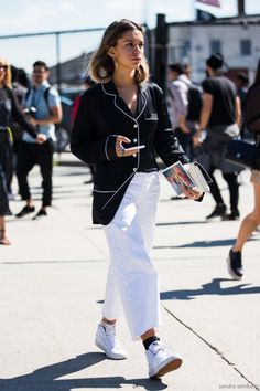 White Jeans Summer, How To Wear White Jeans, Pyjama Trend, West Coast Fashion, Style Casual Chic, White High Tops, Street Style Inspiration, 가을 패션, Street Chic