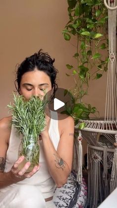 Sophia Esperanza on Instagram: "2 ingredient Rosemary Hair Spritz 🌿   Ingredients: 2 cups Spring Water  3-5 sprigs Rosemary *I use this water often & in other recipes, so I’m always brewing fresh batches. If you’re storing for a while in the fridge, a splash of organic Apple Cider Vinegar will help preserve. Which adds scalp benefits  Recipe:  -start by washing the rosemary in filtered water  -into a large pot with a lid, bring 2 cups of spring water to a boil (with lid on)  -once the water is boiling, turn off the flame & remove pot from heat -place the washed rosemary into the pot of hot water, giving it a stir with a (wooden) spoon, submerging all of the rosemary in water -put the lid on and place the pot back on the burner it heated on (it’ll still be warm, but no need to turn the fla What To Do With Fresh Rosemary, Rosemary Water Benefits, Acv Hair Rinse, Sophia Esperanza, Acv Hair, Rosemary Hair, Rosemary Water, Hair Water, Organic Apple Cider