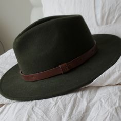 Worn Once, Looks Brand New! Classic Green Everyday Hat, Green Brimmed Everyday Hat, Green Brimmed Hat For Everyday Wear, Green Flat Brim Hat For Travel, Classic Green Wide Brim Hat, Classic Green Hat With Flat Brim, Classic Green Hat Bands For Winter, Classic Green Flat Brim Hat, Classic Green Felt Hat For Fall