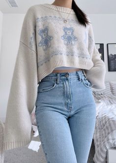 Cute Sweaters Aesthetic, Sweater And Jeans Outfit, Elegance Dress, Luxury Photography, Casual Day Outfits, Quick Outfits, Classy Fashion, Easy Trendy Outfits, Simple Trendy Outfits