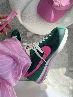 Nike Cortez Green, Nike Cortez Outfit, Cortez Sneakers, Dress Room, Sneakers Trendy, Fashion Dream Job, Woman Sneakers, Outfit Inspiration Women