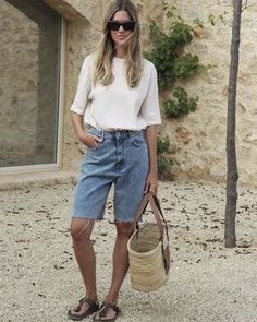 Long Denim Shorts Outfit Street Style, Smart Casual Work Attire, Long Denim Shorts Outfit, Bermuda Shorts Outfit, Classy Street Style, Casual Work Attire, Denim Shorts Outfit, Summer Attire