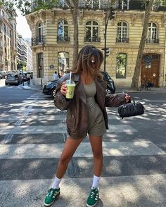 2023 Nyc Outfits, Fall Trendy Outfits, London Outfits, Inspi Outfit, Adidas Samba Outfit, Classy Fall Outfits, Samba Outfit, Nyc Outfits, New York Outfits