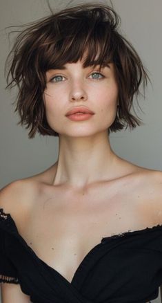 These 28 pixie haircut options with bangs are all about combining comfort with glamour. Choose your cut and step out in style! Pixie Haircut With Bangs, Pixie Haircuts With Bangs, Short Hair Bangs, Haircut Summer, Medium Hairstyle, Shot Hair, Haircut With Bangs, Corte Bob, Messy Short Hair