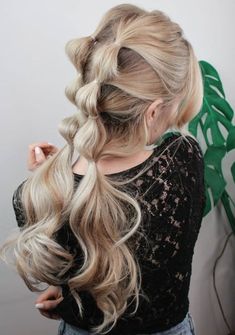 The bubble braids trend is flooding the streetsmaking everyone consider styling a few bubbles in their own locksSee an easy tutorial and the best bubble braid hairstyles for different hair types Bubble Pigtails Short Hair, Bubble Braid Hairstyles, Braided Bangs Hairstyles, Work Hair, Tutorial Hair, Bubble Braids