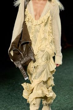 2024 Runway, Chloe Fashion, Boho Chic Outfits, Vogue Fashion, Runway Show, Fashion Fits, Mellow Yellow, Winter 2024, Fall 2024