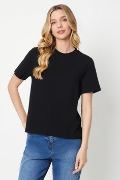 Introducing our plain jersey heavy weight basic t-shirt, the perfect addition to your daywear collection. With its simple design, it can be easily paired with any bottoms for a casual yet trendy look. Whether you're running errands or meeting friends, this versatile t-shirt is a must-have in your wardrobe. Upgrade your everyday style with our plain jersey basic t-shirt and experience the perfect blend of comfort and fashion. Wardrobe Upgrade, Work Wear Outfits, Plain Outfits, Meeting Friends, Smart Dress, Lace Skater Dress, Spring Floral Dress, Halterneck Dress, Basic T Shirt